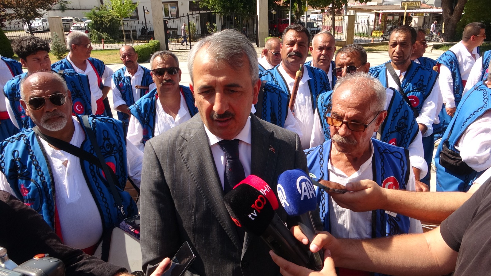 Tarihi Kırkpınar Yağlı Güreşleri'nin simgesi davul ve zurna ekibi, Edirne Valisi Yunus Sezer'i er meydanına davet etti. 